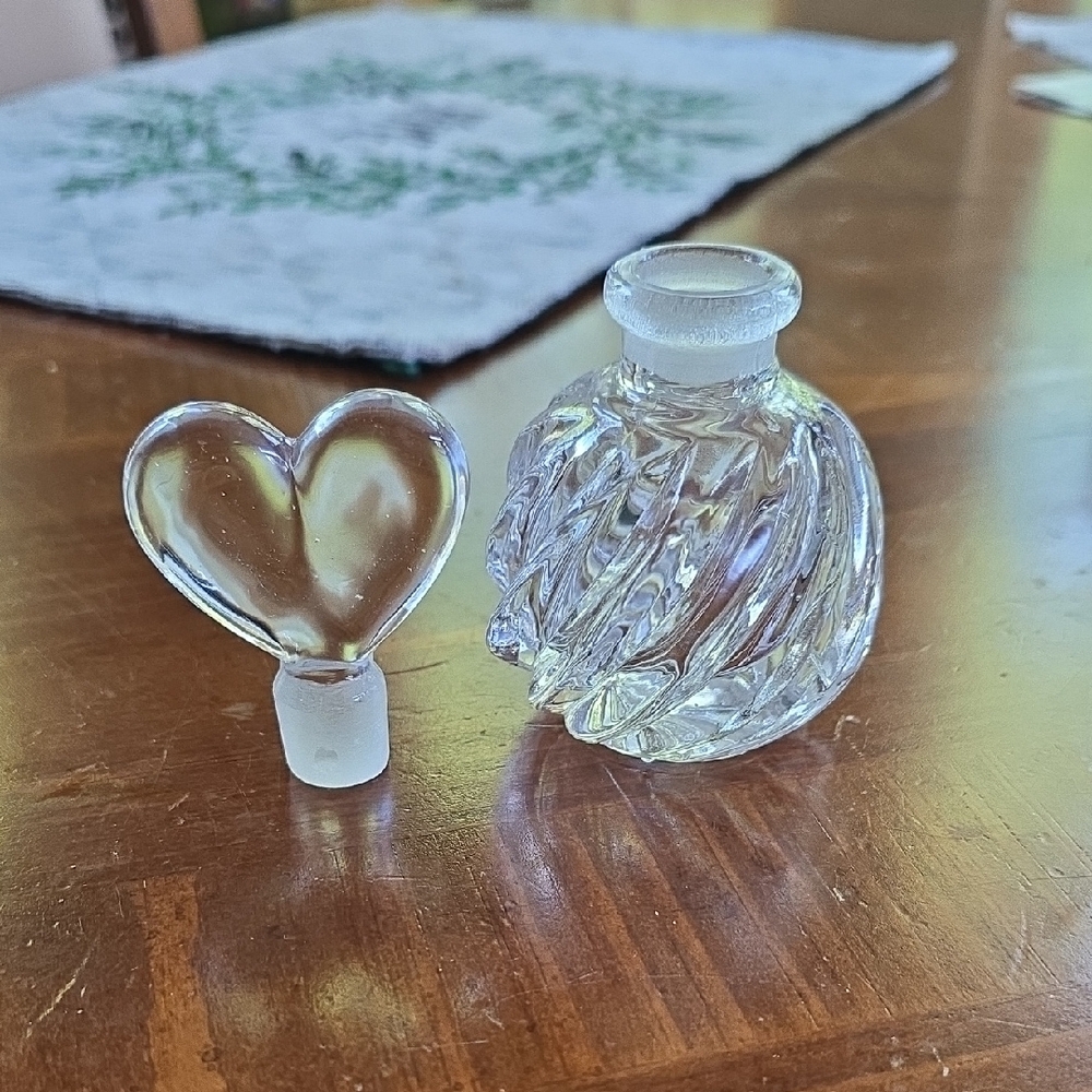 White Heart-Shaped Glass Art with Swirled Pattern - Picture 2 of 2